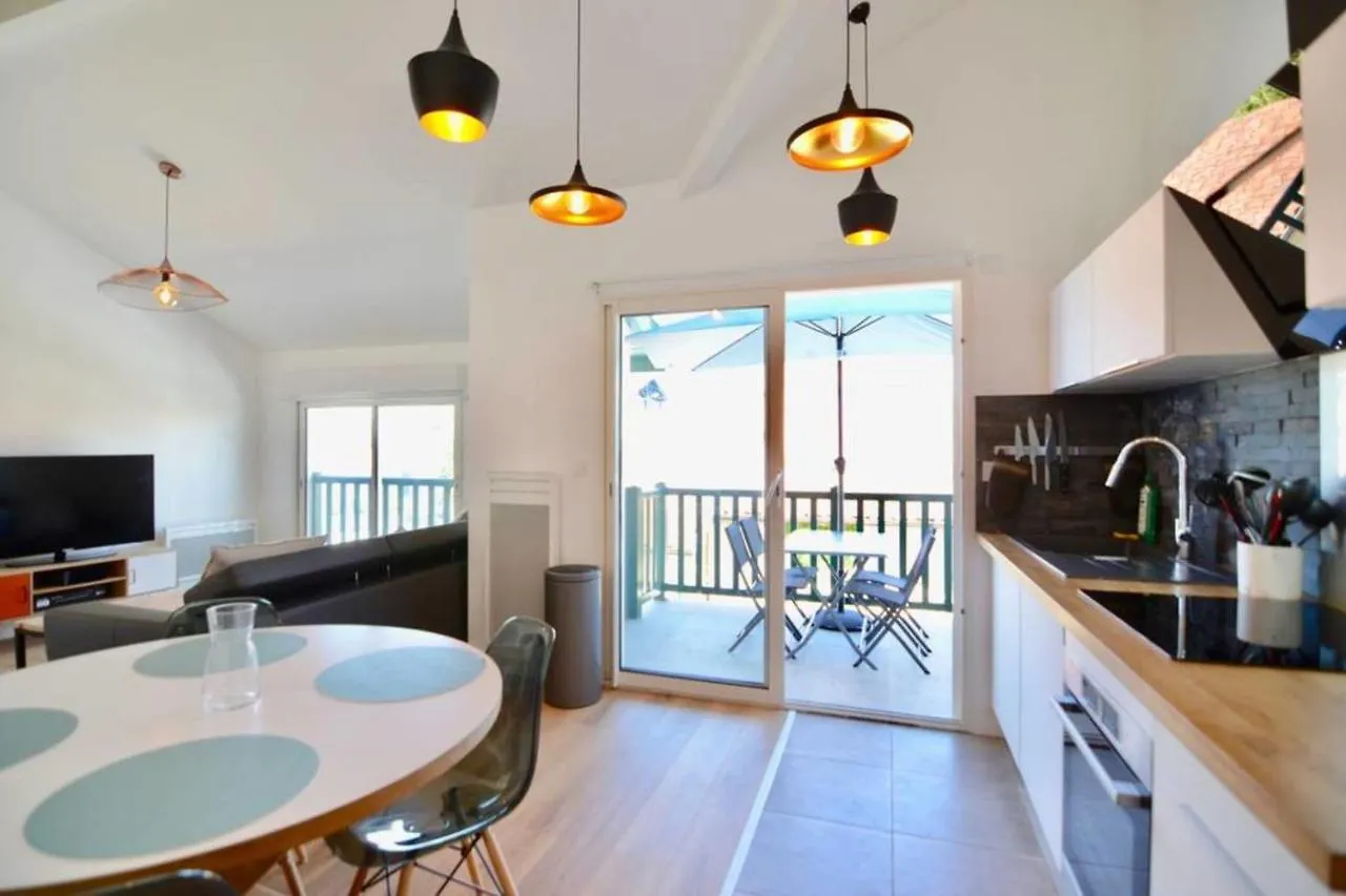 Coco Elaura Modern Duplex With 2 Bedrooms And A Balcony In Μπιαρίτζ Γαλλία